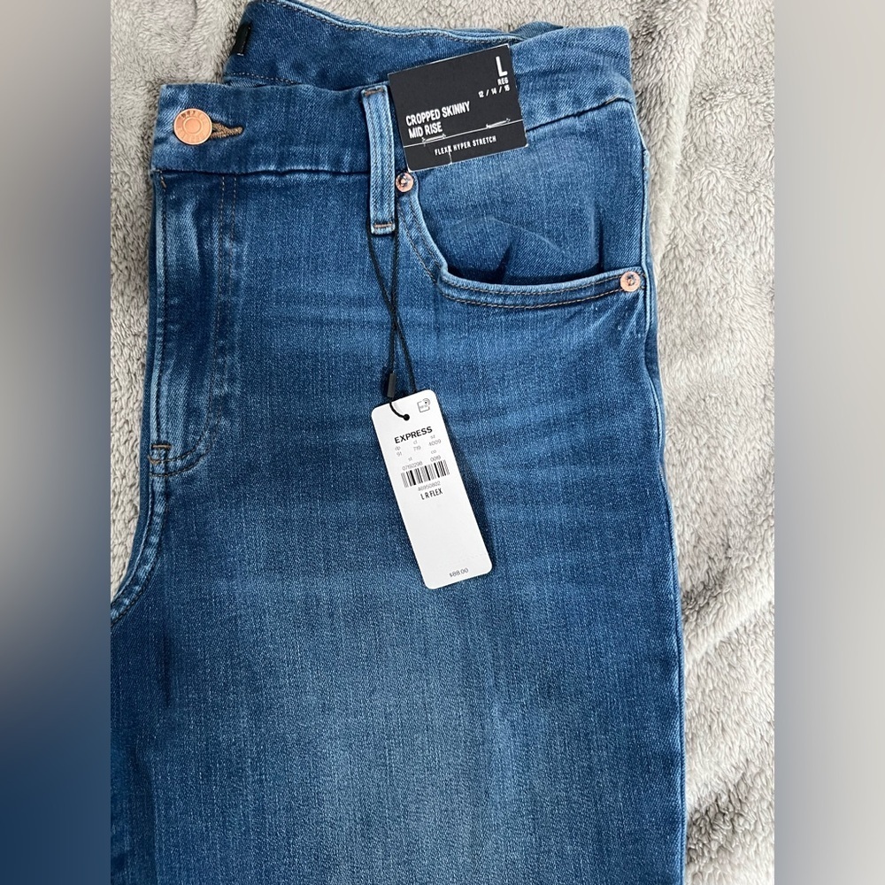 [Express] NWT Mid Rise Medium Wash FlexX
Cropped Skinny Jeans - Picture 4 of 5